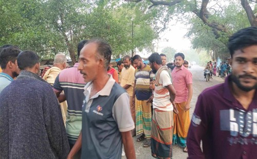 চুয়াডাঙ্গা-ঝিনাইদহ সড়কে বাসের ধাক্কায় ভ্যান চালকসহ দুজন নিহত