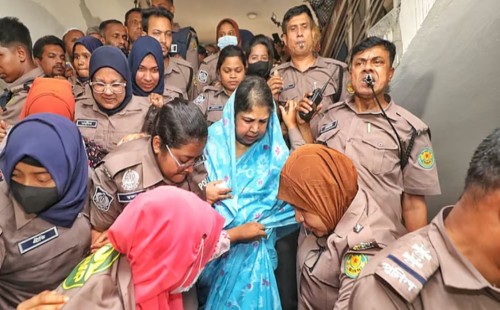 সাবেক স্পিকার শিরীন শারমিন কারাগারে: আদালত পাড়ায় চরম উত্তেজনা ও ধস্তাধস্তি।