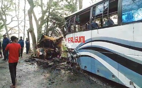 কাশিয়ানীতে বাস-ভ্যান সংঘর্ষে নিহত ১, আহত ১১