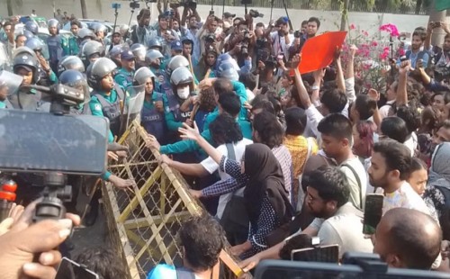 ধর্ষণ ও নিপীড়নের বিরুদ্ধে প্লাটফর্মের সদস্যদের সঙ্গে পুলিশের সংঘর্ষ