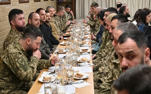 ইউক্রেনের প্রেসিডেন্ট জেলেনস্কি মুসলিম সেনাদের সাথে ইফতার করলেন