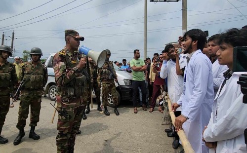 সুনামগঞ্জ মেডিকেল কলেজে শিক্ষার্থীদের আন্দোলন: পর্যাপ্ত ওয়ার্ড ক্লাসের দাবিতে সড়ক অবরোধ
