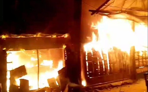গাইবান্ধায় ভয়াবহ অগ্নিকাণ্ডে ৩টি দোকান পুড়ে ছাই: ১৩ লাখ টাকার ক্ষতি