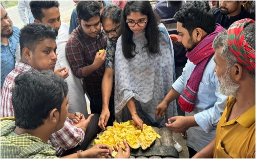 জুলাই আন্দোলনের শহীদ আবু সাঈদের কবর জিয়ারত পর শুরু এনসিপির পদযাত্রা: কাঠাল খেতে নেতাকর্মীদের সঙ্গীদের প্রশংসা