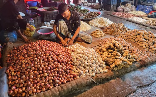 পেঁয়াজের ঝাঁজে চোখে জল, ডিম-আদার আগুনে জ্বলছে বাজার
