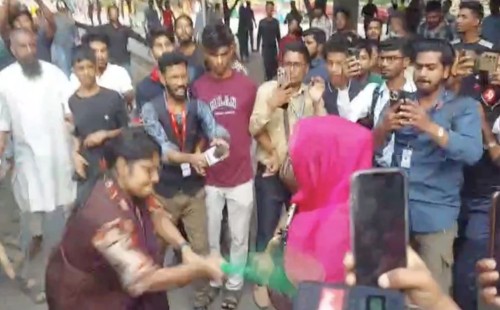 গুলিস্তানে রিকশাচালককে গণপিটুনি: ‘জয় বাংলা’ স্লোগানে ধানমন্ডিতে নারীকে মারধর