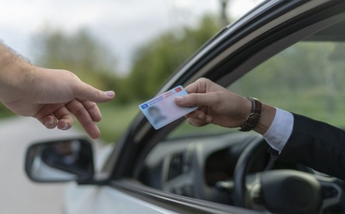 ক্যালিফোর্নিয়ায় অভিবাসীদের বাণিজ্যিক ড্রাইভিং লাইসেন্স বাতিল: ট্রাম্প প্রশাসনের কঠোর পদক্ষেপ