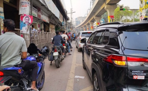 ঢাকায় তেলের পাম্পে উপচে পড়া ভিড়, জ্বালানি সংকটের আতঙ্কে দিশেহারা মানুষ | বাংলাদেশ প্রতিদিন