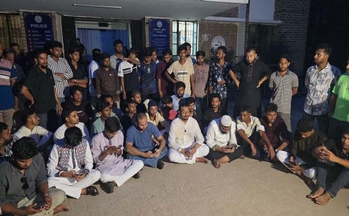 ঝিনাইদহে নাসীরুদ্দীন পাটওয়ারীর ওপর ডিম নিক্ষেপ ও হামলা, থানায় অবস্থান