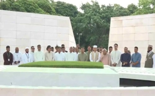 ঈদের প্রধান জামাত শেষে বাবা-মায়ের কবর জিয়ারত করলেন প্রধানমন্ত্রী তারেক রহমান