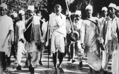 মোদির আলিঙ্গন কূটনীতি নিয়ে রাহুলের মন্তব্যে বিতর্ক: ইন্দিরা গান্ধীর ছবি দিয়ে বিজেপির পাল্টা আক্রমণ