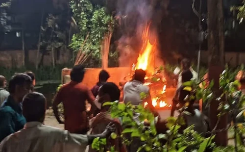 হৃদয়বিদারক দৃশ্য: এক বিষাদময় সন্ধ্যায় পাশাপাশি চিতায় জ্বলল একই পরিবারের চার মরদেহ