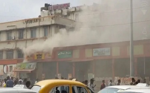 কলকাতার শিয়ালদহ স্টেশনের বাইরে ভয়াবহ আগুন: আতঙ্কে হুড়োহুড়ি নিত্যযাত্রীদের