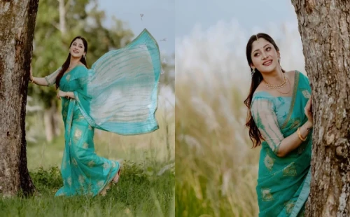 শরতের কাশফুলের রাজ্যে নতুন রূপে পূজা চেরি, ভক্তদের দিলেন ভালোবাসার বার্তা