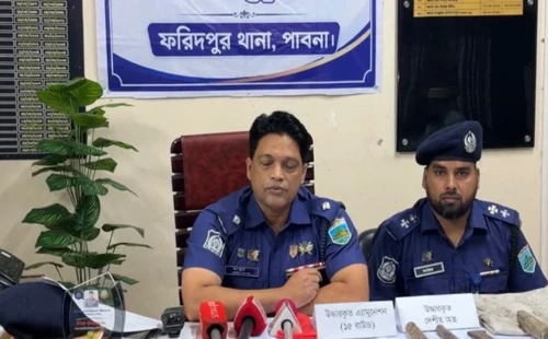 পাবনায় বটগাছের নিচে পরিত্যক্ত বস্তায় মিলল আগ্নেয়াস্ত্র ও গুলি