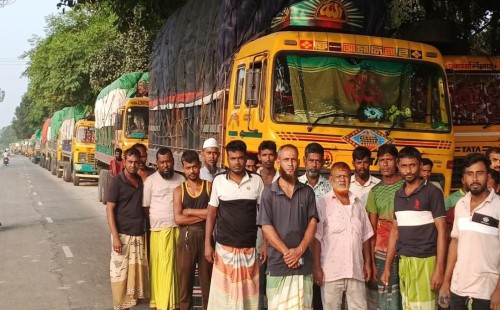 গুদামের সামনে ৫৮ ট্রাক সার, মাঠে সারের জন্য হাহাকার