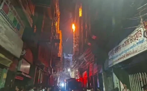 পুরান ঢাকার চকবাজারে মুনসুর খান প্লাজায় ভয়াবহ আগুন, নিয়ন্ত্রণে ফায়ার সার্ভিসের ৯ ইউনিট