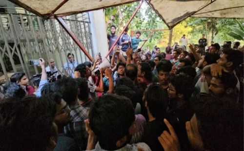১১ ঘণ্টা অবরুদ্ধ চুয়েট ভিসি: মানবিক দৃষ্টিকোণ থেকে সন্ধ্যায় পানি-কলা-বিস্কুট পাঠালেন শিক্ষার্থীরা