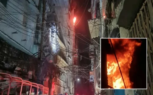 ৪ ঘণ্টাতেও নিয়ন্ত্রণে আসেনি চকবাজারের আগুন, সরু গলি ও পানি স্বল্পতায় বেগ পাচ্ছে ১০ ইউনিট