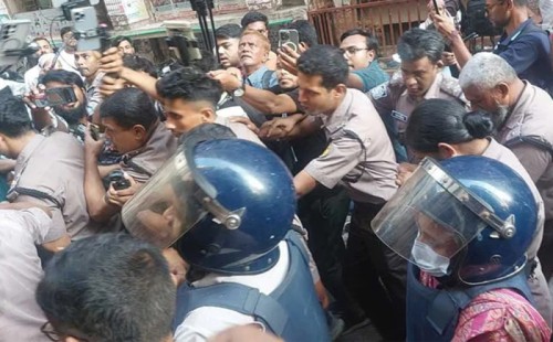 রবীন্দ্রনাথের গ্রাফিতিতে কালি দেওয়ার মামলায় জামিন শুনানি নিয়ে আইনজীবীদের মধ্যে হাতাহাতি