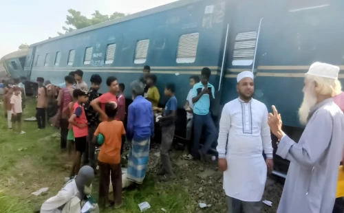 লাইনচ্যুত ৫ বগি লাকসামে রেখে ঢাকার পথে কর্ণফুলী এক্সপ্রেস