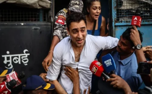 ইমরান খানের ভারত ছাড়ার নির্দেশ স্থগিত