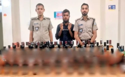 নামিদামি ব্রান্ডের ৮৮ বোতল মদসহ অটোরিকশাচালক আটক