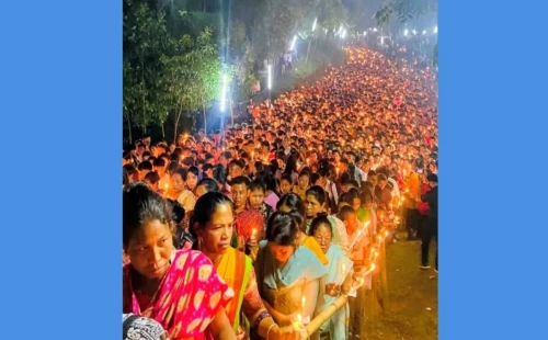 বারোমারী গারো পাহাড়ে অর্ধলক্ষ তীর্থযাত্রীর আলোর মিছিল, মোমবাতির আলোয় উজ্জ্বল ধর্মপল্লী